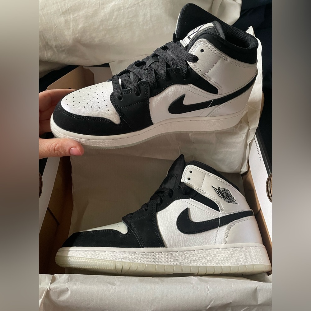 Nike Air Jordan 1’s Mid